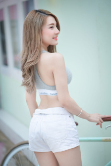 《年轻的女教师》在线